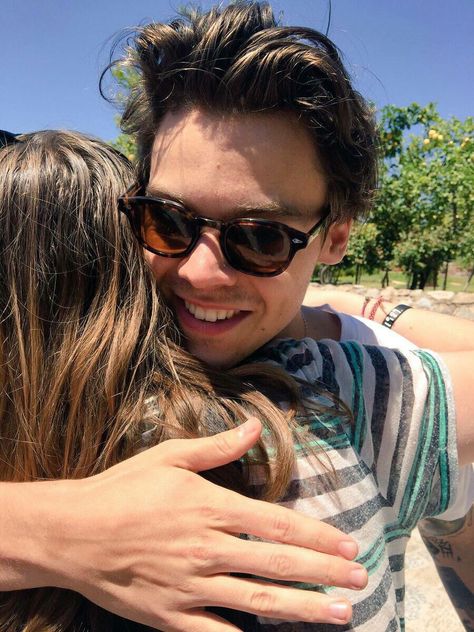 Harry hugging a fan (Mallorca).  Drown me in my tears of self pity... I will nEVER... uGH Harry 1d, Emerald Eyes, Haikou, Harry Styles Wallpaper, Harry Styles Pictures, Harry Styles Photos, Mr Style, Treat People, Treat People With Kindness