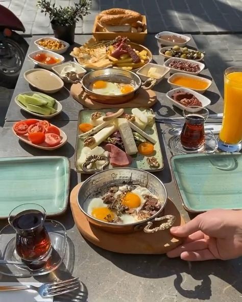 Turkish Breakfast Table, Breakfast Video, Breakfast Presentation, Food Display Table, Cheesecake Bites Recipe, Turkish Breakfast, Nutritional Snacks, Snacks Healthy, Food Carving