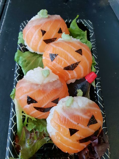 Halloween Sushi Halloween Stuffed Peppers, Sushi Halloween, Pizza Halloween, Halloween Cheesecake, Scary Cakes, Spooky Dinner, Halloween Pizza, Halloween Themed Food, What Is Halloween