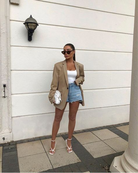 Blazer Shorts Heels Outfit, Jean Shorts Outfit With Heels, Brunch Outfit With Blazer, Denim Shorts Dressy Outfit, Short And Blazer Outfit Classy, Denim Shorts Night Out Outfit, Classy Jean Shorts Outfit, Denim Shorts And Heels Outfit, White Heels Outfit Dressy