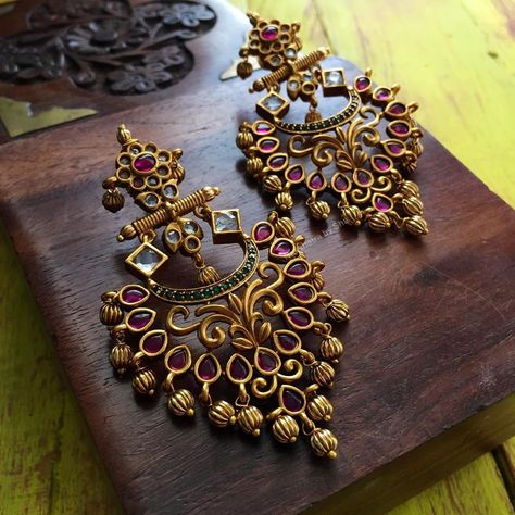 Antique Gold Earrings Designs For Wedding, Chettinad Jewellery Gold, Ruby Jumka, Antique Earrings Gold, Chandelier Earrings Gold, Temple Jewellery Earrings, Gold Earrings Indian, Temple Jewelry Necklace, Gold Earrings Models