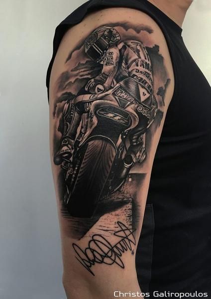 Schulter Realistische Motorrad Tattoo von El Loco Tattoo Lounge                                                                                                                                                                                 Mehr Loco Tattoo, Tattoo Lounge, Motorcycle Tattoo, Apparel Design Inspiration, Motorcycle Tattoos, Bike Tattoos, Biker Tattoos, Best Tattoos For Women, Geniale Tattoos