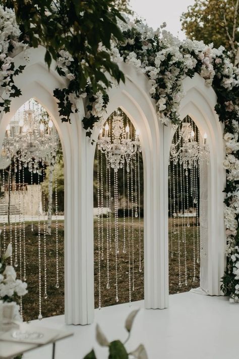 Engagement Backdrops Ideas, Chandelier Wedding Backdrop, Majestic Wedding Decor, Wedding Ceremony Canopy, How To Decorate Arch For Wedding, Victorian Wedding Arch, Wedding Flower Decorations Stage, Table Arch Ideas, Pavillion Wedding Ceremony Decor