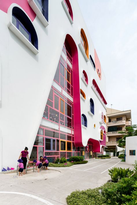 Window Shapes, White Facade, Facade Ideas, Unique Window, Commercial And Office Architecture, Colour Architecture, Kindergarten Design, Zaha Hadid Architects, Cultural Architecture