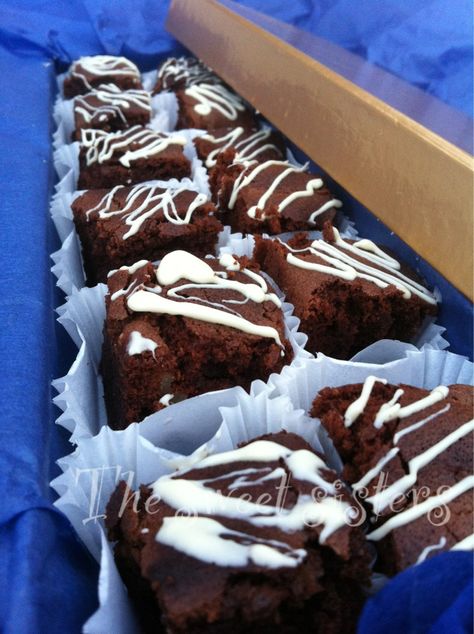 Brownie en porciones decorados con chocolate blanco, todo en una bonita presentación... ideal para regalar! Brownie Decorado, Brownies Decorados, Mini Brownies, Junk Food, Cake Cookies, The Sweet, Candy Bar, Fudge, Brownies