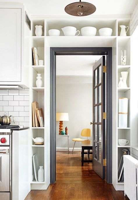 Contrasting door frame with storage surrounding it Small Kitchen Decoration, Organiser Cucina, Cabinets And Shelves, Tiny Apartment, Clever Ideas, Home Design Decor, Style At Home, Small Space Living, Diy Hacks