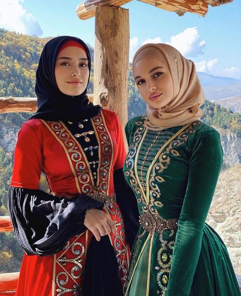 𝒞𝒶𝓊𝒸𝒶𝓈𝓊𝓈 𝓂𝑜𝑜𝒹 🤍 on Instagram: “Чеченки ♥️ #caucasusmood#kavkaz#mood” Aesthetic Muslim Outfits, Estilo Hijab, Girl Friendship, Muslim Outfits Casual, Muslim Fashion Hijab Outfits, Muslim Women Fashion, Hijabi Style, Muslim Fashion Hijab, Muslim Outfits