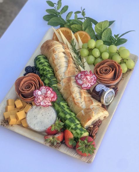 Barkuterie Board Birthday, Small Chacuretie Board, Elaborate Charcuterie Board, Meat Cheese Vegetable Charcuterie, Sharqutery Board With Food, Snack Platter, Decorações Com Comidas, Party Food Buffet, Charcuterie Platter