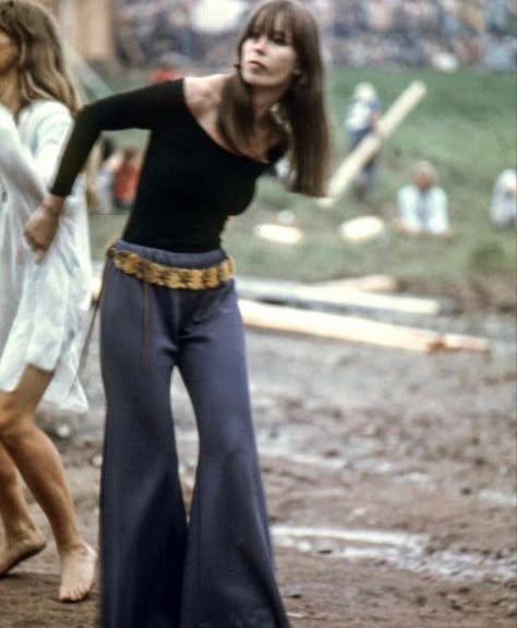 woodstock 1969 Woodstock Fashion, Looks Hippie, 70s Inspired Outfits, Moda Hippie, Mode Hippie, 60s 70s Fashion, 60s And 70s Fashion, 70s Inspired Fashion, 70s Outfits