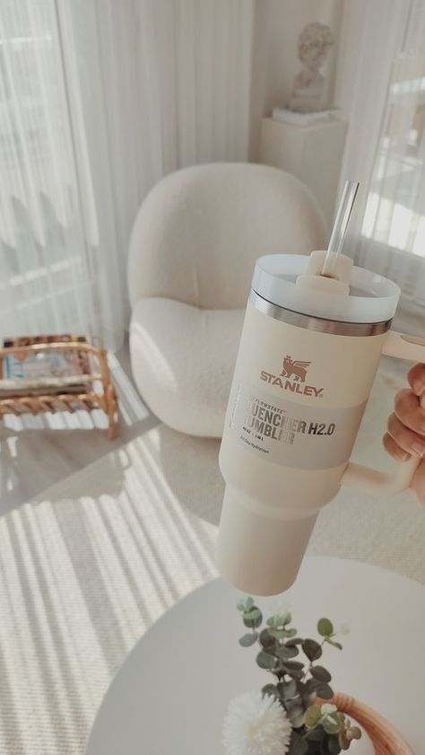 #CleanGirlAesthetic #StanleyCup #Aesthetic #Tumbler #VanillaGirl #NeutralAesthetic #HealthyLifestyle Stanley Aesthetic, Stanley Bottle, Aesthetic Tumbler, Copo Stanley, Stocking Stuffers For Girls, Coffee Smoothie, Pretty Accessories, Beauty Room Design, Cream Aesthetic