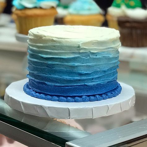 Pool Party Smash Cake, Ocean Smash Cake, Blue Ombre Cake Birthdays, Blue Smash Cake, Blue Ombre Cake, Beach Ball Cake, Cake Pastries, Cupcake Piping, Blue Birthday Cakes