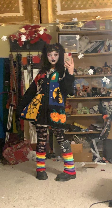 Clowncore Outfit Drawing, Emo Clown Aesthetic, Rainbow Punk Aesthetic, Clowncore Hairstyles, Clown Core Aesthetic Outfits, Alt Clown Outfit, Clowncore Boy, Clowncore Pants, Clownpunk Fashion