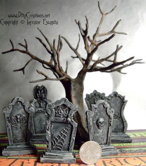 Miniature Graveyard, Witch Dollhouse, Halloween Village Display, Halloween Diorama, Tiny Gardens, Crea Fimo, Dollhouse Halloween, Miniature Stuff, Miniature Halloween