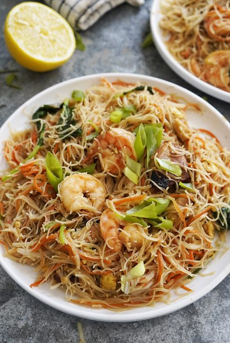 Bihun Goreng, Types Of Noodles, Stir Fry Rice, Cinta Quotes, Fried Noodles, Vermicelli Noodles, Glass Noodles, Fried Shallots, Oyster Sauce