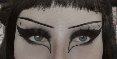 goth alt makeup baddie slay Gothic Makeup Ideas Simple, Casual Alt Makeup, Goth Nose Contour, Goth Makeup Simple, Simple Goth Eyeliner, Begginer Goth Makeup, Alt Makeup Eyeliner, Goth Makeup Aesthetic, Simple Trad Goth Makeup