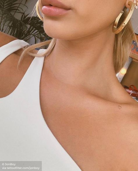 Tiny healed heart on Hailey Baldwin's left collarbone, "my favorite lil tat" according to her own words. Tiny Collarbone Tattoo, Tiny Collar Bone Tattoo, Tiny Heart Tattoo, Bieber Tattoos, Tattoo Collarbone, Best Celebrity Tattoos, My Own Tattoo, Tattoo Collar Bone, Tattoos For Women On Thigh