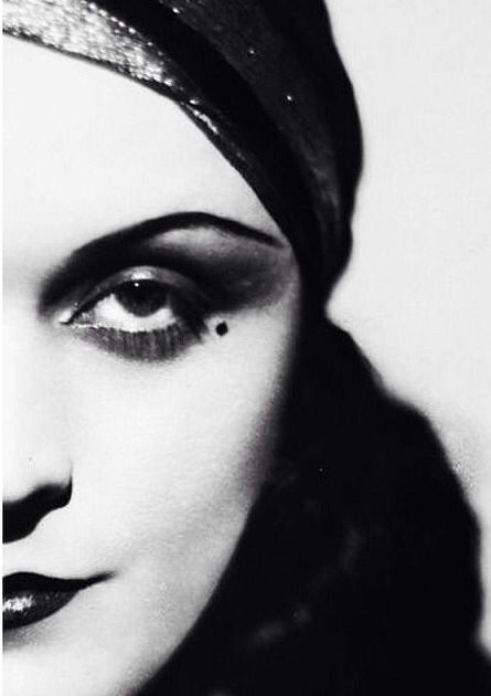 1920s Vamp, Vamp Makeup, Louise Brooks, Silent Film Stars, Silent Movie, Old Hollywood Glamour, Silent Film, Golden Age Of Hollywood, Vintage Glamour