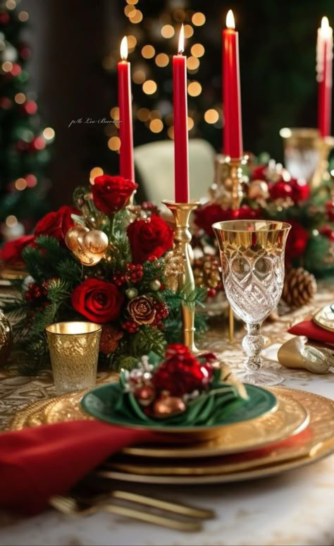 Red And Green Table Decor, Christmas Table Settings Red And Green, Red And Gold Christmas Table Setting, Green And Gold Christmas Table, Red And Gold Christmas Table, Christmas Table Settings Elegant, Christmas Red Green Gold, Holiday Table Inspiration, Red Gold Christmas