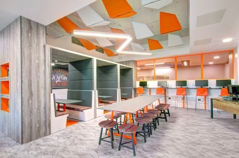 A modern breakout area design with dining furniture and chill out booths Canteen Design, Kitchen Niche, Educational Design, Interior Design Colleges, Smart Class, Breakout Area, Collaborative Workspace, Striped Chair, Staff Room