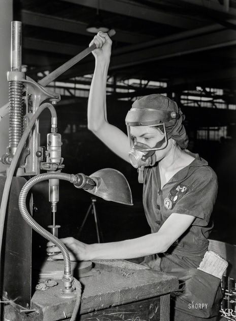 A 1942 photograph of a factory worker machining parts. Much of the wartime factory work was done by women as more and more men were sent off to the front lines. Wwii Women, Woman Mechanic, Women At Work, Robert Doisneau, Rosie The Riveter, Working Women, Uncle Sam, Vintage Aircraft, Machine Shop