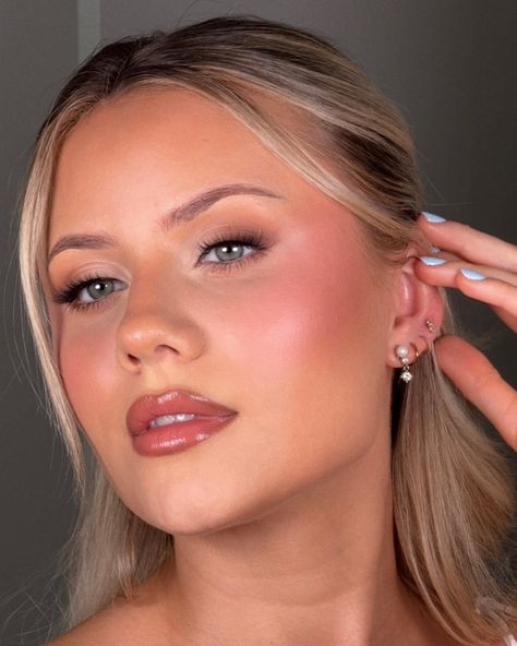 Soft Glam Daily Makeup, Simple Wedding Makeup Brown Skin, Fresh Bridesmaid Makeup, Natural Wedding Makeup No Eyeliner, Scandi Makeup Look, Fair Skin Cool Undertones Makeup, Natural Holiday Makeup, Light Bridal Makeup Natural, Natural Makeup Freckles