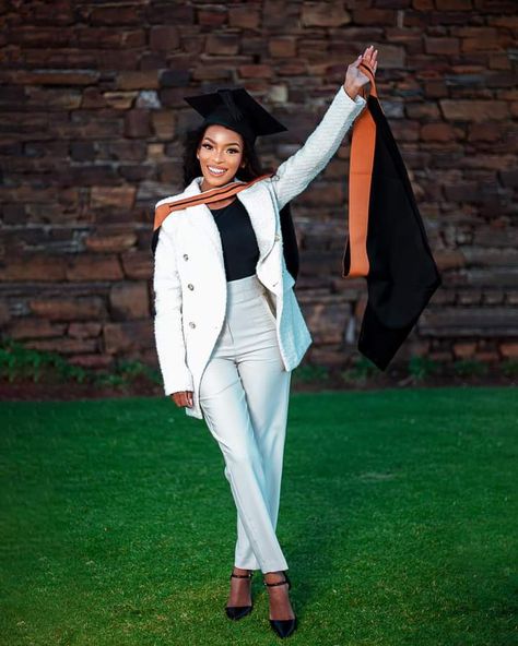 Graduation Outfit For Ladies, Best Graduation Outfits For Ladies, Official Wear For Ladies, Graduation Poses For Ladies, Women Graduation Pictures, Black Women Graduation Pictures, Masters Degree Photoshoot, Degree Photoshoot, Convocation Photoshoot