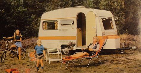 Caravan CI Sport 1974 Eriba Puck, Vintage Caravans, Play Outside, Vintage Campers, Vintage Trailers, Camper Ideas, Festival Posters, Mobile Homes, New Trailers