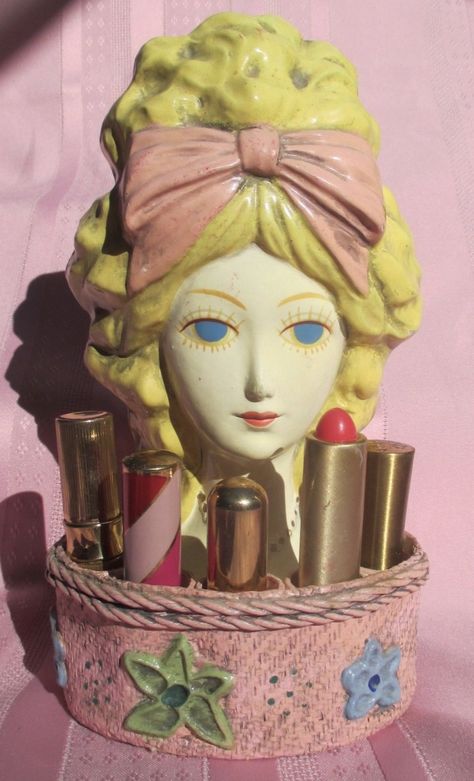 Kitsch Home Decor, Kitsch Furniture, Kitsch Nails, Vintage Kitsch Decor, Kitschy Aesthetic, Kitschy Decor, Kitsch Vintage, Kitsch Decor, Vintage Dressing Tables