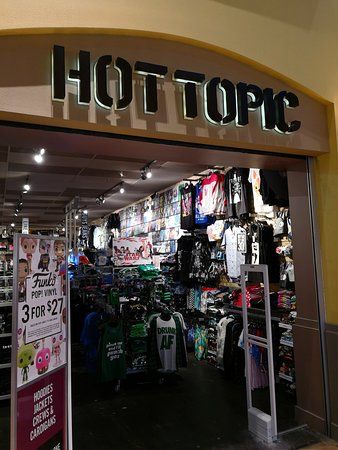 Hot topic store Hot Topic Aesthetic, Old Hot Topic, Hot Topic Store, Summer Jobs, Rawr Xd, Birthday Planning, Model Aesthetic, Illustration Fashion Design, Emo Scene