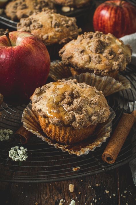 Apple Crumble Muffins Chocolate Apple Muffins, Apple Cinnamon Streusel Muffins, Apple Crumble Muffins, Cinnamon Streusel Muffins, Christmas Muffins, Fall Muffins, Crumble Muffins, Fall Meal, Cinnamon Crumble