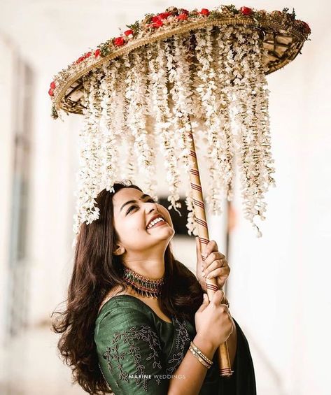 6 Types Of Floral Umbrellas We Spotted In Bridal Entries! भारतीय दुल्हन संबंधी, Floral Umbrellas, Bridal Photography Poses, Desi Wedding Decor, Wedding Planning Decor, Bride Photoshoot, Wedding Photoshoot Poses, Indian Wedding Photography Poses, Bridal Poses