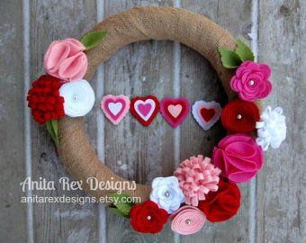 Burlap Wrapped Wreath, Valentines Day Wreath, Heart Banner, Felted Wool Crafts, Wreath Burlap, Yarn Wreath, Wreath Home Decor, Felt Heart, Valentine Day Wreaths