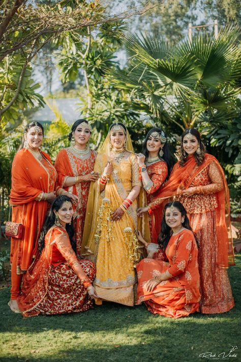 Bride & Bridemaids shoot ideas Anand Karaj Guest Outfit, Family Dress Code For Wedding Indian, Anand Karaj Outfit, Nikkah Board, Yellow Bridal Lehenga, Wedding Group Poses, Bridesmaid Indian, Haldi Photoshoot, Wedding Lenghas