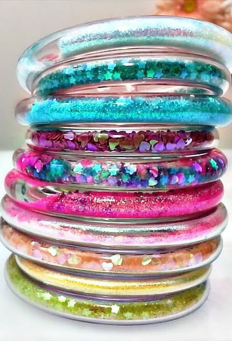 Kids Jewelry Diy, Glitter Projects, Tube Bracelet, Diy Glitter, Glitter Crafts, Glitter Diy, Glitter Vinyl, Kids Jewelry, Crafts To Do