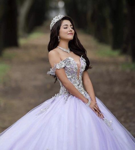 Quince Picture Ideas, Quince Photos, Quinceañera Photoshoot Ideas, Quince Photoshoot Ideas, Quince Photography, Quince Pictures, Princess Photo Shoot, Quinceanera Pictures, Quinceañera Dresses