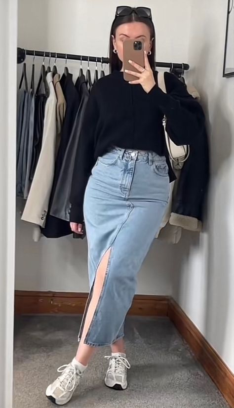 Casual Movie Outfit, Jupe En Jean Outfit, Long Jean Skirt Outfits Aesthetic, Long Denim Skirt Outfit Aesthetic, Jeans Skirt Outfits, Outfit Jupe En Jean, Long Denim Skirt Aesthetic, Aesthetic Long Denim Skirt Outfit, Denim Midi Skirt Outfit Korean