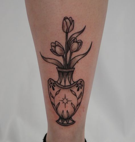 Tulip vase from my flash for Emily 🌷 swipe for some healed cuties 💘 Vase With Tulips Tattoo, Tulip Vase Tattoo, Ornamental Vase Tattoo, Tulips Tattoo, Vase Tattoo, Tattoos Color, Tulip Tattoo, Flash Designs, Tulip Vase