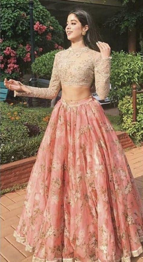 Prom Dress Indian, Reception Suits, Brokat Modern, Orang India, डिजाइनर कपड़े, Dress With Sleeve, Jhanvi Kapoor, Sabyasachi Lehenga, Indian Outfits Lehenga