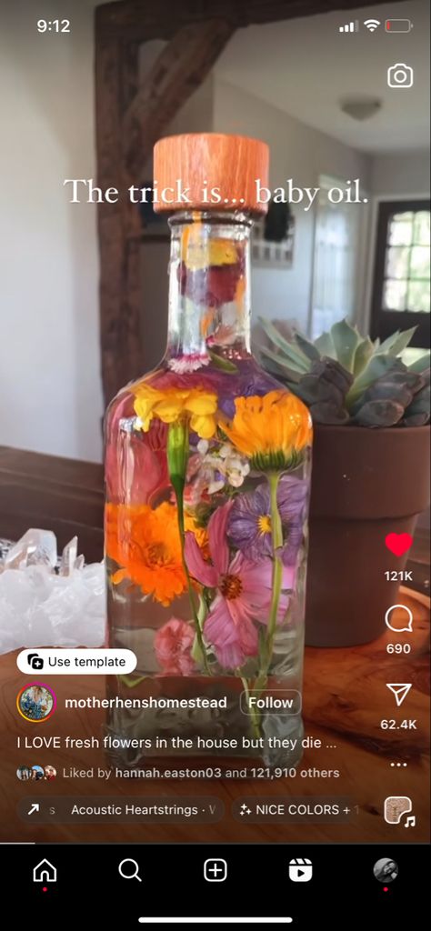 Flowers In Baby Oil, Perserving Flowers, Flowers In The House, Preserving Flowers, Dried Flowers Diy, Flowers In Jars, Flower Diy Crafts, Baby Oil, Flower Oil