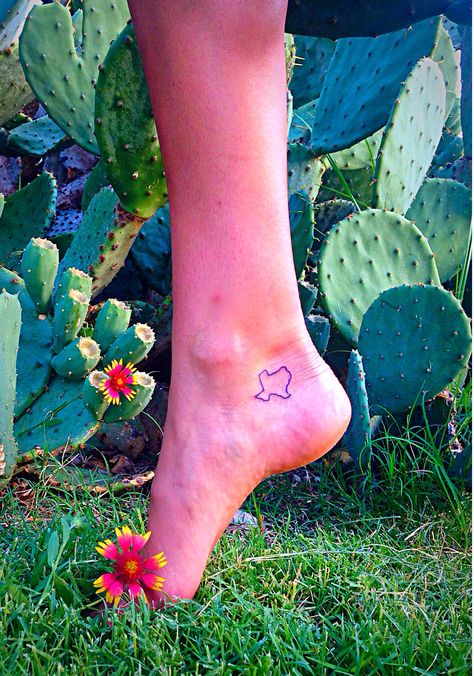 Small Texas Foot Tattoo #TexasLove Small Texas Tattoo, Texas Tattoo, Small Foot Tattoos, State Tattoos, Small Henna, Tattoo Foot, Small Shoulder Tattoos, M Tattoos, Foot Tattoos For Women