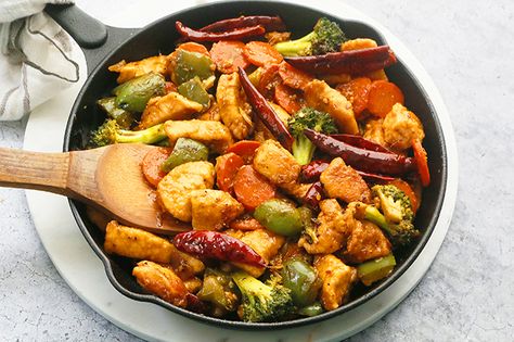 Hunan Chicken Recipe, Hunan Chicken, Chinese Stir Fry, Rice Bowls Recipes, Diner Recept, Power Bowls, Healthy Grains, Healthy Lunch Recipes, Iron Skillet