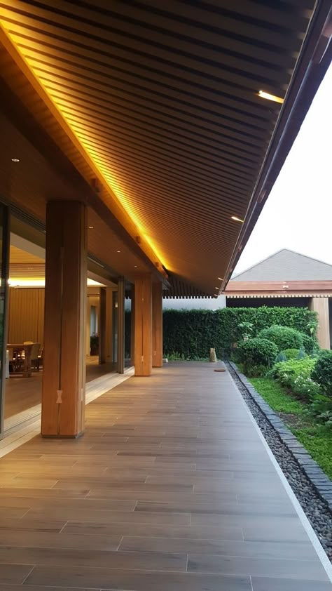 Open Soffit Exterior, Sidewalk Around House, Terrace Ceiling Design, Terrace Ceiling, Wall Washer Lighting, Exterior Landscape Lighting, Colonial Facade, Soffit Lighting, Villa Lighting