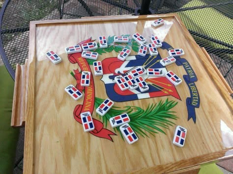 Sacar los dominos para jugar! Dominican Republic Aesthetic 90s, Republic Dominican Aesthetic, Dominican Party, Dominican Aesthetic, Dominican Republic Culture, Dominican Republic Aesthetic, Dominican Culture, La Romana Dominican Republic, How To Play Dominoes