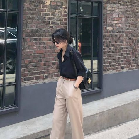 Business Casual Outfits Korean Style, Semi Formal Outfits For Women Graduation, Modern Retro Style Outfits, Shirt And Slacks Women, Minimal Elegant Style, Korean Work Outfit, Women's Business Suits, Wardrobe Office, Boyish Outfits