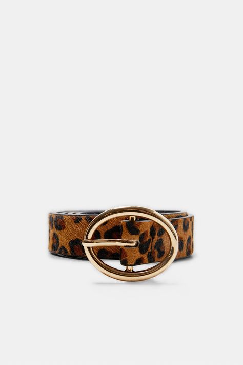 This Is Officially the Easiest Way to Wear Fall's Biggest Trend Belt Choker, Leather Belt Women, Womens Belts, T Shirt Branca, Belt Women, Zara Leather, Python Print, Print Trends, Belt Accessories