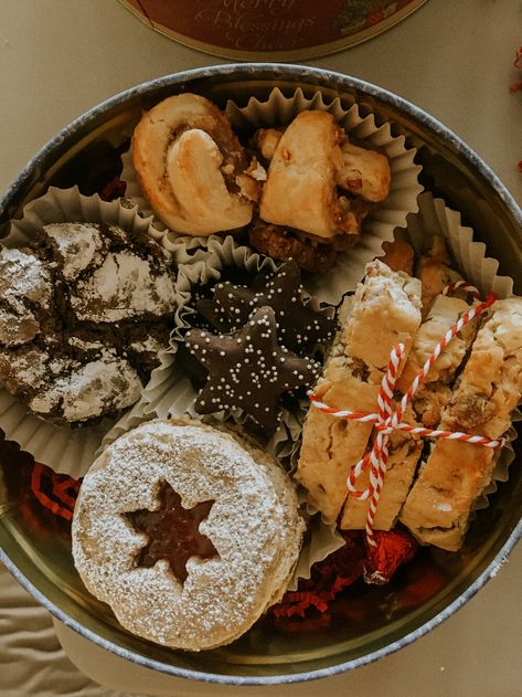 Christmas Tin Treats Gift Ideas, Christmas Cookie Box Aesthetic, Christmas Treat Tins, Christmas Cookie Tins Packaging, Baked Goods As Gifts, Cookie Tins For Christmas, Christmas Tins Treats, Cookie Tin Ideas, Christmas Cookie Tin Ideas