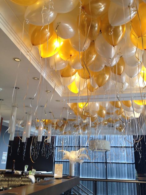 Elegant loose helium loose balloons. White with a hint of gold Ceiling Balloon Decorations, Balloon Ceiling Decorations, Balloons No Helium, Ceiling Balloons, Balloon For Birthday, Balloons White, White And Gold Decor, Balloon Colors, Balloon Gifts