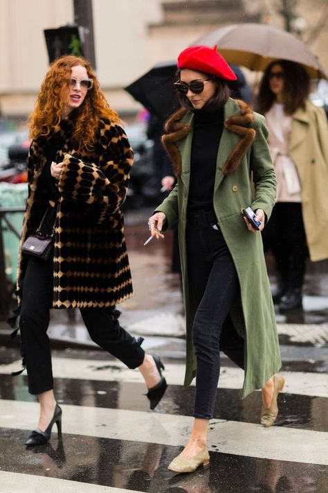 A red beret - street style outfit with log layers and sunnies Baret Outfit, Stay Winter, Maximal Style, Mantel Styling, Red Beret, Outfits Cold, Nyc Street Style, Outfits 2017, Looks Street Style