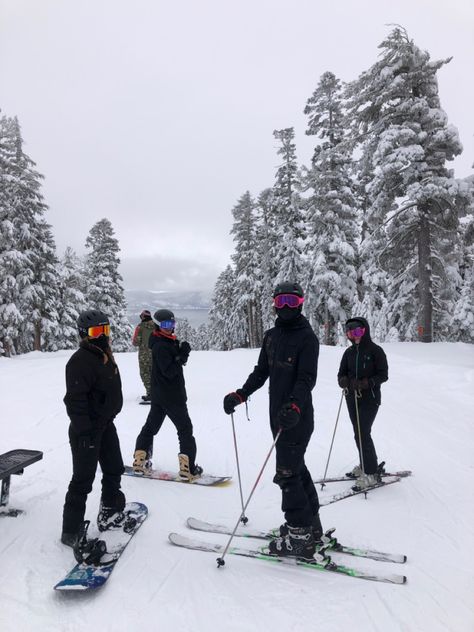 Snow Friends Aesthetic, Family Ski Trip Aesthetic, Group Ski Trip, Winter Outfits Aesthetic Snow, Ski Outfits For Women Style, Apres Ski Outfits For Women, Ski Party Outfit, Apres Ski Party Outfit, Apres Ski Aesthetic