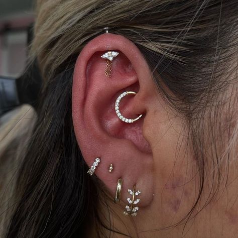 Floating Helix Ear Piercing, Floating Helix Piercing, Ear Piercing Daith, Piercing Curation, Auricle Piercing, Unique Ear Piercings, Ear Piercings Helix, Pretty Ear Piercings, Daith Piercing